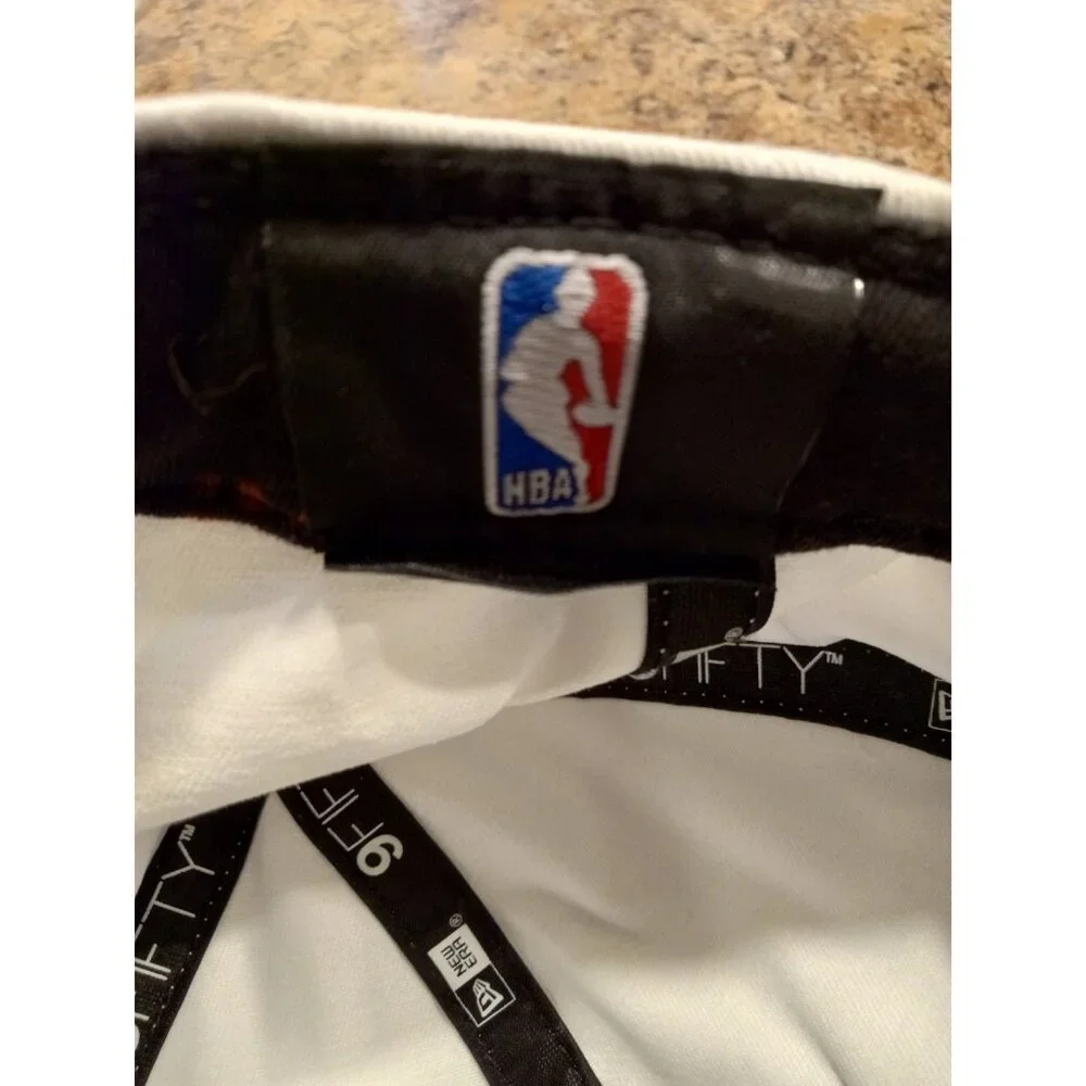 New Era 9Fifty NBA Chicago Bulls White/Silver Snapback w/ Bull - Picture 6 of 11